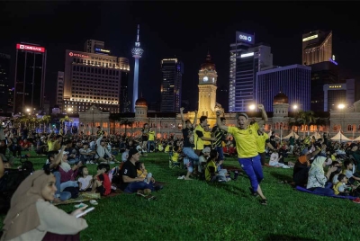 Reaksi para penyokong pasukan Malaysia yang hadir menyaksikan perlawanan separuh akhir pertama Piala AFF Mitsubishi Electric 2022 di antara pasukan Malaysia menentang pasukan Thailand di Dataran Merdeka malam ini. - Foto: Bernama