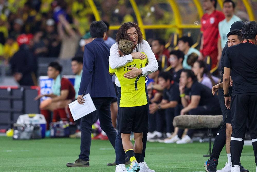 Kim Pan Gon memeluk penjaring tunggal gol negara, Mohamad Faisal Abdul Halim selepas tamat perlawanan separuh akhir pertama Piala AFF Mitsubishi Electric Cup 2022 antara Malaysia dan Thailand. - Foto Bernama