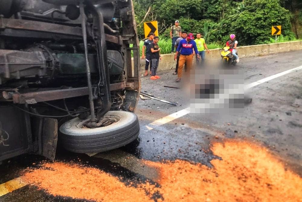 Kelindan maut manakala pemandu treler cedera akibat kemalangan tersebut. - Foto ihsan PDRM