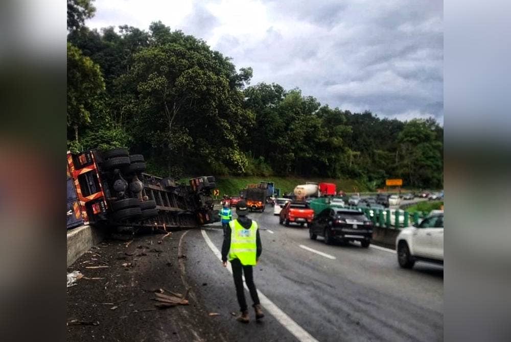 Keadaan treler yang terbalik selepas terbabas melanggar konkrit penghadang jalan di KM43 Lebuhraya Karak, Bentong pada Sabtu. - Foto ihsan PDRM