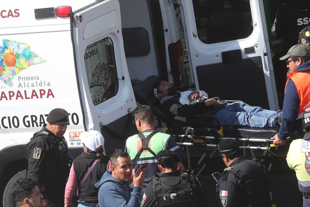 Les équipes d'urgence évacuent les blessés après la collision de deux rames de métro à Mexico samedi.  - Photo EPA