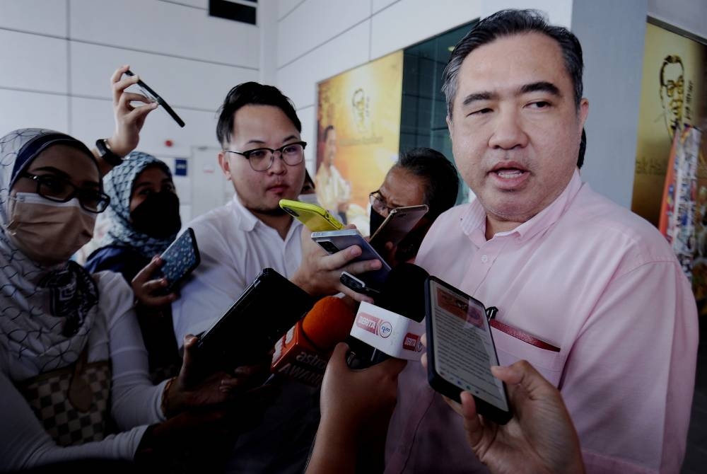 Anthony semasa sidang akhbar selepas hadir pada majlis Pertandingan Bakat Muda Negeri Sembilan di sebuah pasar raya, di sini pada Ahad.