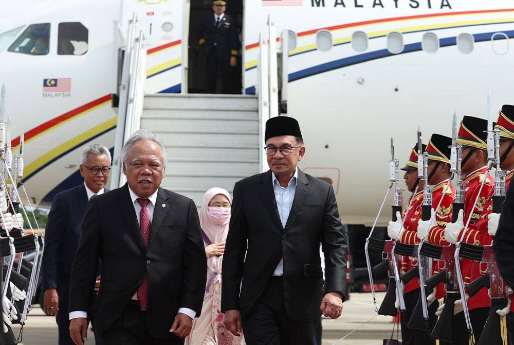 Anwar et Wan Azizah sont arrivés au terminal 3 de l'aéroport international Soekarno-Hatta dans le cadre de sa visite officielle de deux jours en Indonésie dimanche.  - Photo nommée