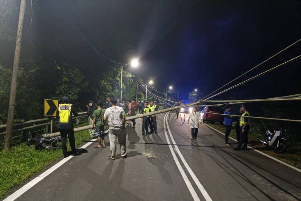 Tiang TM terbalik dan melintang di atas jalan akibat kejadian itu.