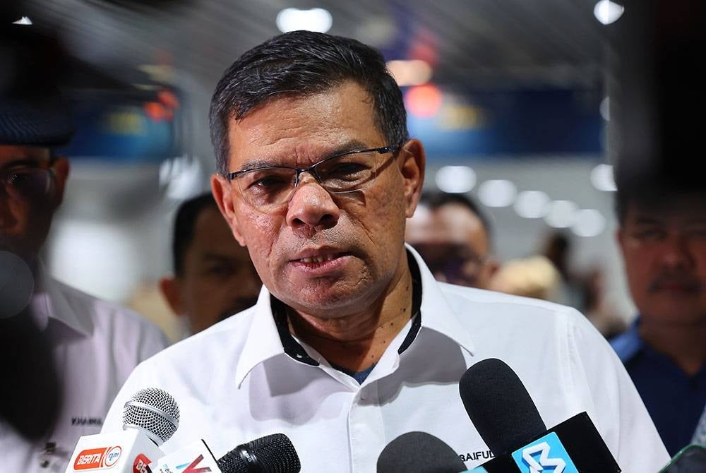Saifuddin Nasution ketika sidang media selepas mengadakan lawatan di Lapangan Terbang Antarabangsa Kuala Lumpur (KLIA), pada Ahad. - Foto Bernama