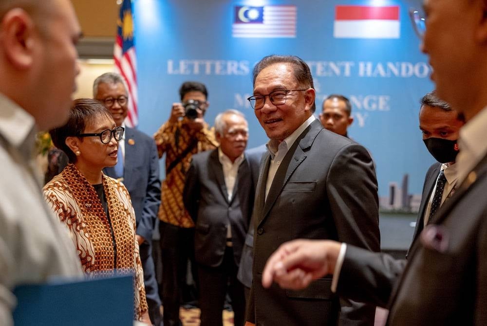 Anwar (tiga dari kanan) memilih Indonesia sebagai lawatan rasmi pertamanya.
