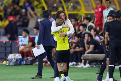 Kim Pan Gon memeluk penjaring tunggal gol negara, Mohamad Faisal Abdul Halim selepas tamat perlawanan separuh akhir pertama Piala AFF Mitsubishi Electric Cup 2022 antara Malaysia dan Thailand. - Foto Bernama