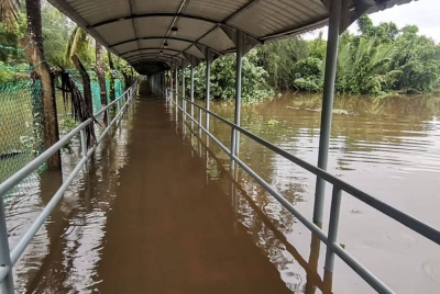 Salah satu laluan dalam UMT kampus Gong Badak yang dinaiki air. - Foto UMT