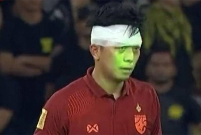 Muka Pansa 'ditembak' laser hijau ketika aksi separuh akhir pertama Piala AFF yang menemukan Malaysia dan Thailand di Stadium Nasional Bukit Jalil pada Sabtu. Foto Agensi.