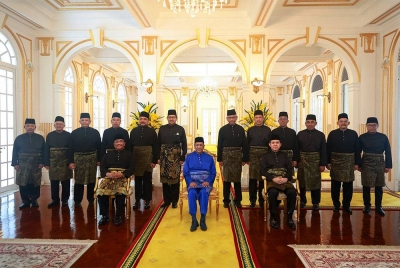 Sultan Sallehuddin berkenan bergambar bersama 12 pegawai daerah selepas menerima watikah tauliah di Istana Anak Bukit pada Ahad.