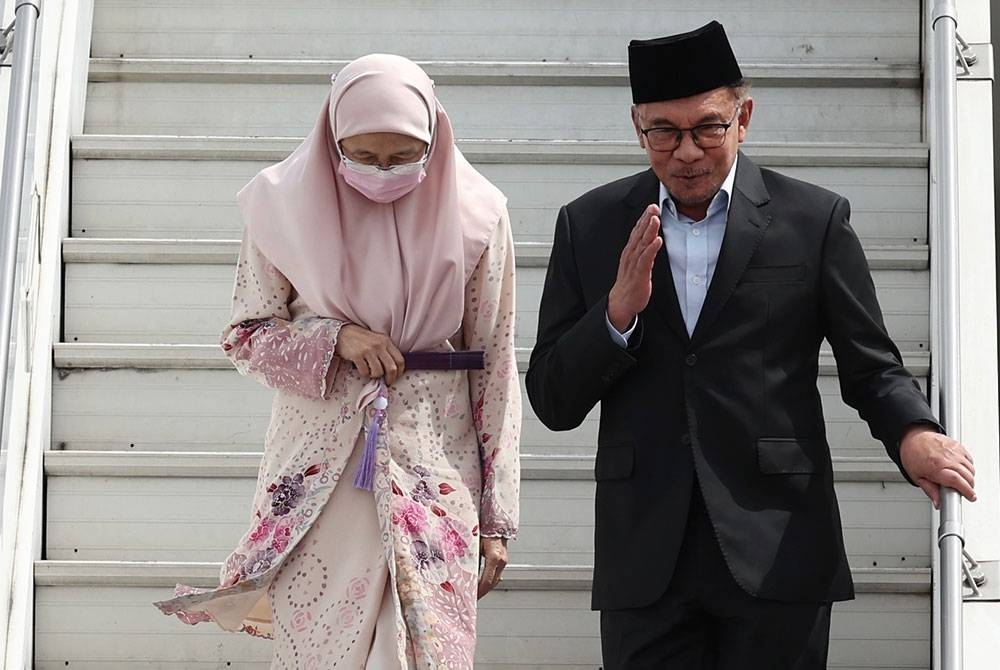 Anwar bersama isteri, Dr Wan Azizah tiba di Terminal 3 Lapangan Terbang Antarabangsa Soekarno-Hatta, Jakarta sempena lawatan rasmi beliau selama dua hari ke Indonesia, Ahad.