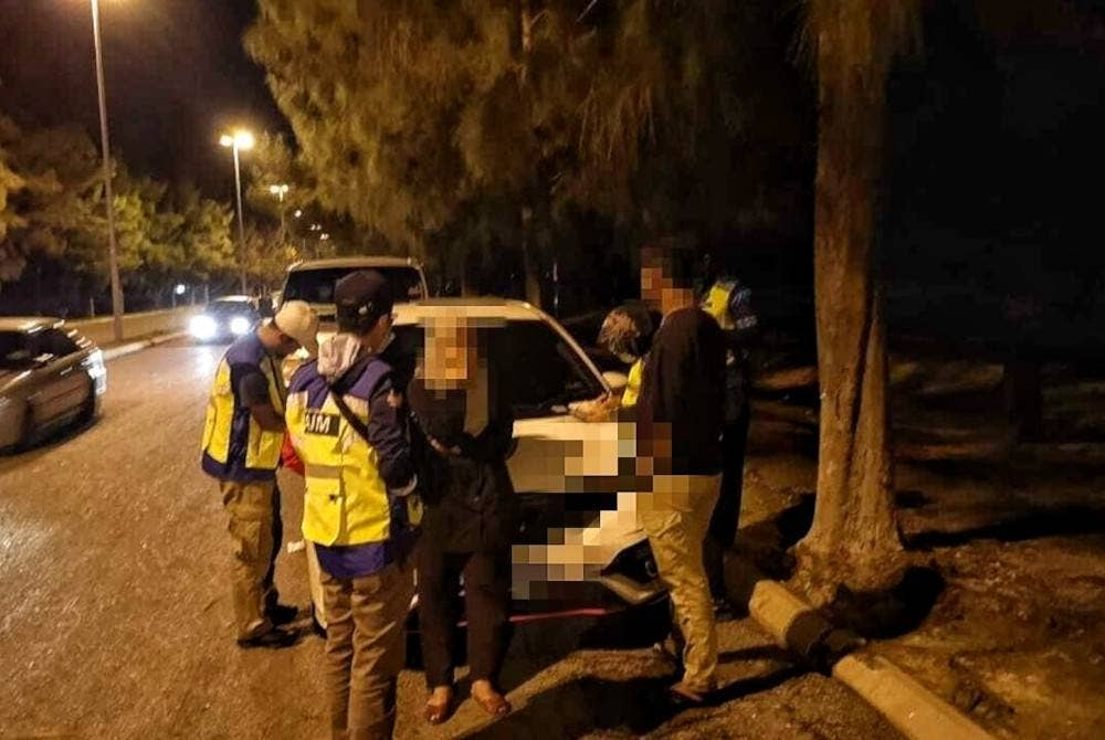 JAIM turut menahan pasangan kekasih berusia 20-an di kawasan persisiran jalan di Pantai Marina, Kota Laksamana pada Sabtu.
