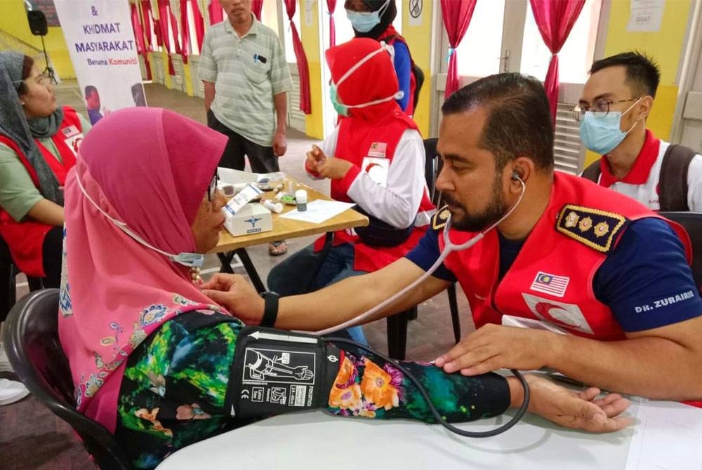 Pemeriksaan kesihatan turut diberikan kepada mangsa banjir di PPS SMK Beris Panchor, Bachok.