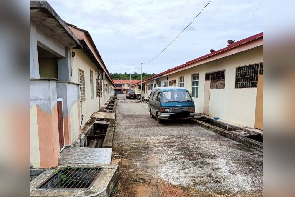 Beberapa notis arahan pengalihan kereta buruk turut dikeluarkan oleh anggota penguatkuasa MBK kepada pemilik kenderaan.