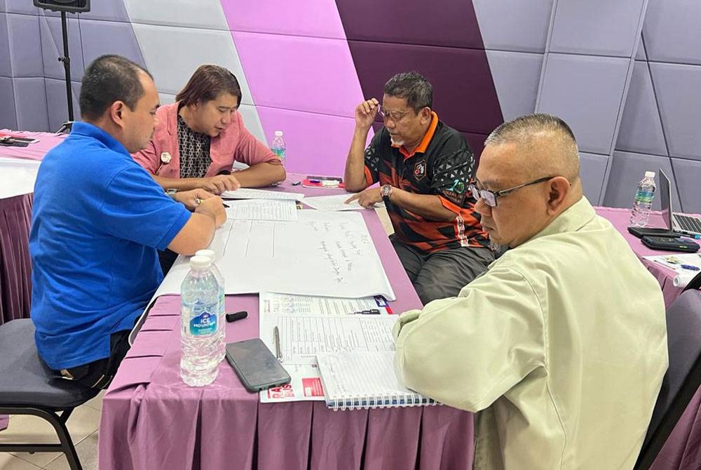 Sekumpulan peserta Klinik Bina Modul Rasuah Busters berbincang mencari solusi terbaik bagi membina modul meningkatkan integriti dan mencegah rasuah.