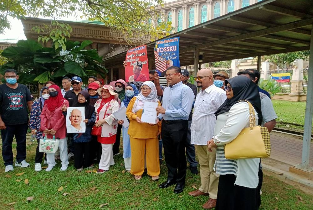 Gabungan Gerakan Keadilan Untuk Datuk Seri Najib Razak menghantar memorandum memohon kerajaan mengambil langkah sewajarnya berkaitan perbicaraan kes SRC dan penahanan bekas perdana menteri itu di Perdana Putra pada Isnin.