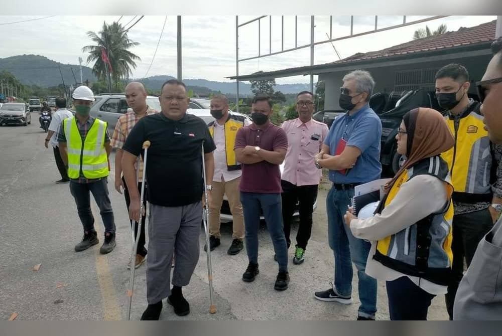 Sany meninjau keadaan jalan di Hulu Langat seperti dikongsikan di Facebooknya baru-baru ini.