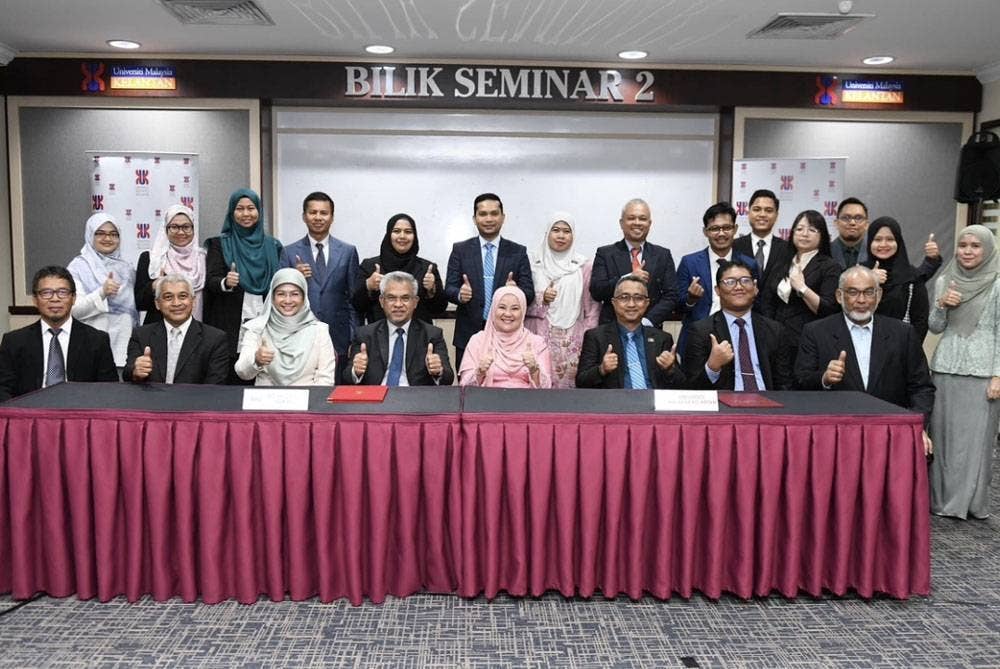 Kedua-dua pihak bergambar selepas Majlis Pemeteraian MoA di UMK Bachok pada Isnin. Foto: UMK