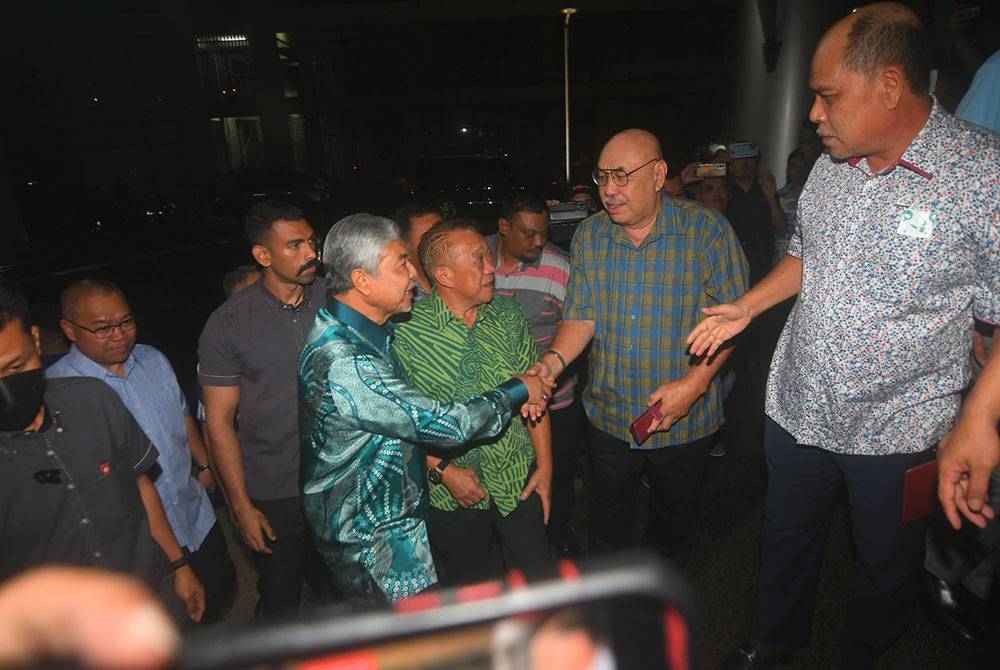 Ahmad Zahid tiba di bangunan UMNO Kota Kinabalu.