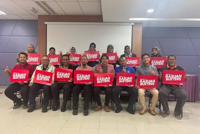 Fazrul (empat dari kiri) bersama peserta Klinik Bina Modul Rasuah Busters yang diadakan di Media Karangkraf pada Ahad.