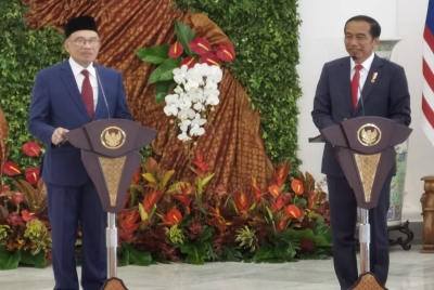 Anwar (kiri) dan Jokowi mengadakan sidang media bersama selepas mesyuarat dua hala mereka pada Isnin di Istana Bogor Jawa Barat.