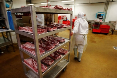 Seorang pekerja menarik troli yang sarat dengan daging kuda di pusat penyembelihan AIM (Abattoirs industriels de la Manche) di Sainte-Cécile. - AFP