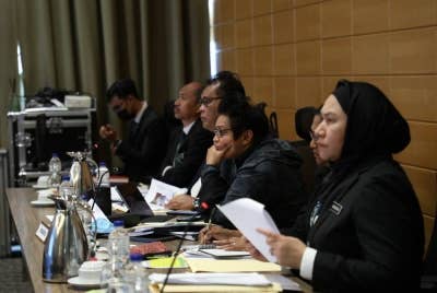 Azalina (dua dari kiri) menghadiri libat urus bersama pihak berkepentingan.