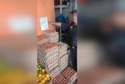 Anggota penguatkuasa KPDN Cawangan Kubang Pasu menunjukkan nota caj tambahan dikenakan peruncit di sebuah premis di Kubang Pasu pada Isnin. - Foto KPDN Kedah