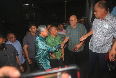 Ahmad Zahid tiba di bangunan UMNO Kota Kinabalu.