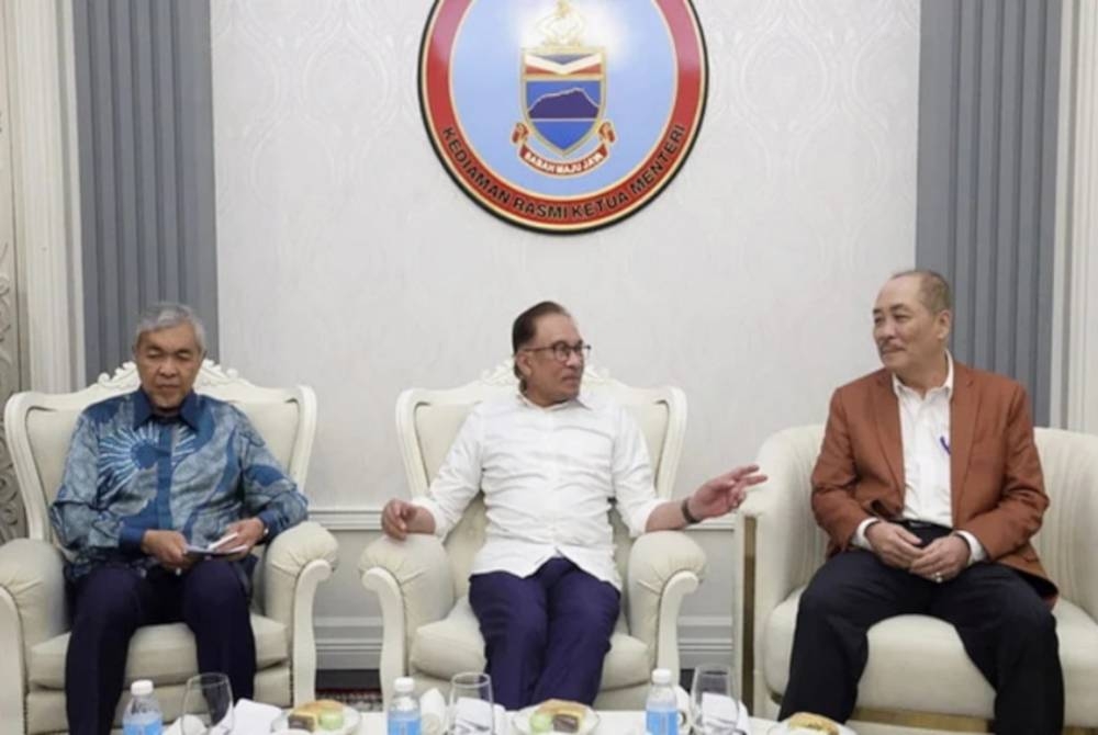 Anwar (au centre) et Ahmad Zahid ont rencontré Hajiji à la résidence officielle du ministre en chef à Sri Gaya, ici, mardi à minuit.