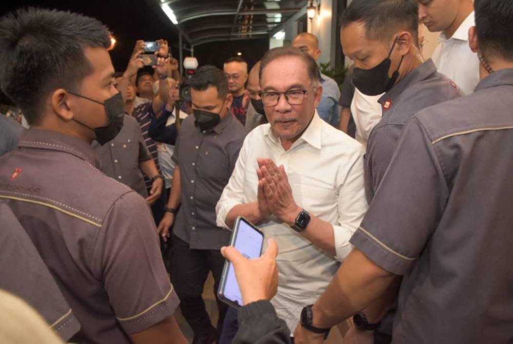 Anwar a été rencontré par des journalistes après une rencontre avec Hajiji à la résidence officielle du ministre en chef à Sri Gaya mardi soir.
