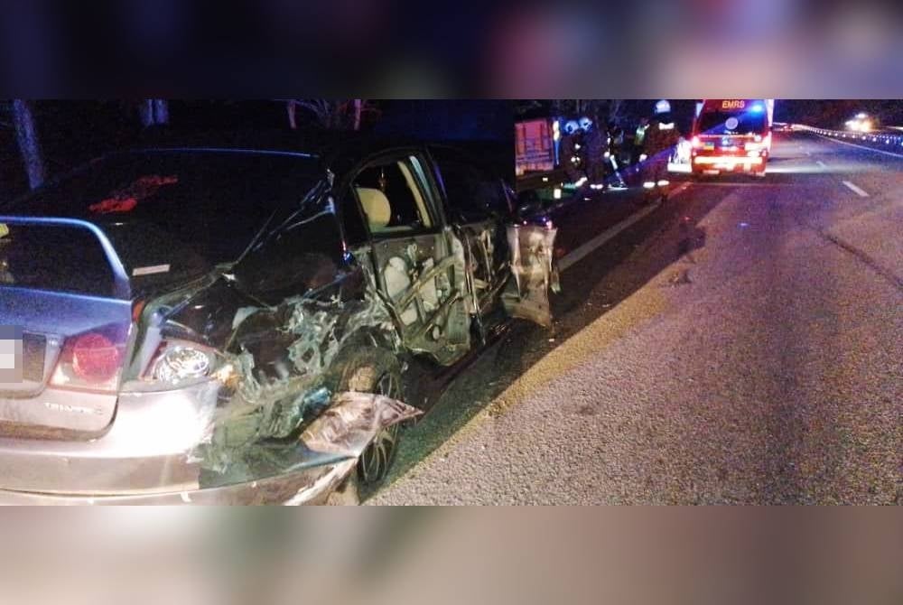 Keadaan kereta yang remuk di bahagian sisi akibat dilanggar lori kontena dalam kejadian di lebuh raya dekat Kuala Kangsar pada Selasa. - Foto pembaca