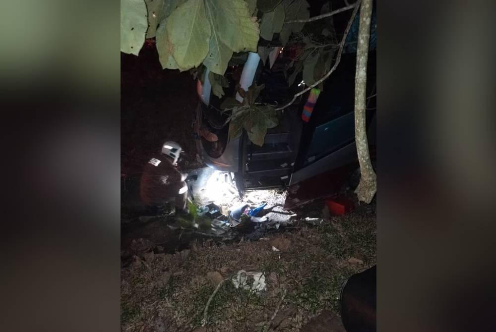 Anggota bomba membantu mengeluarkan mangsa yang cedera dalam kemalangan melibatkan sebuah bas, lori dan kereta di KM32.5 Lebuhraya Utara Selatan pada malam Isnin.