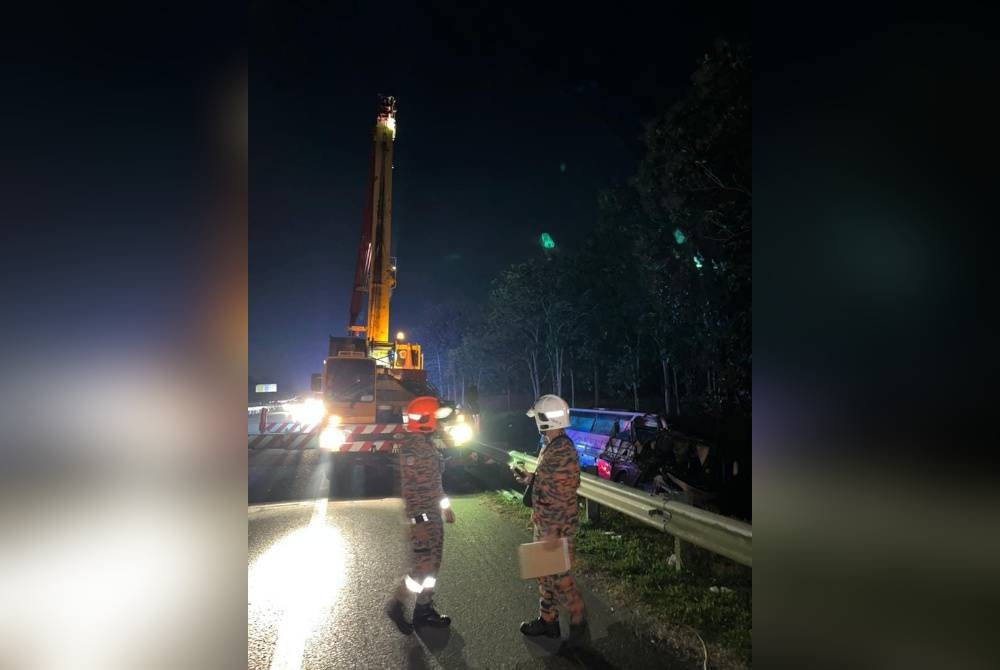 Bas berkenaan masuk ke parit kiri jalan selepas melanggar sebuah lori yang terbabas di tengah jalan dan tersangkut di bahagian tengah besi pembahagi lebuh raya.