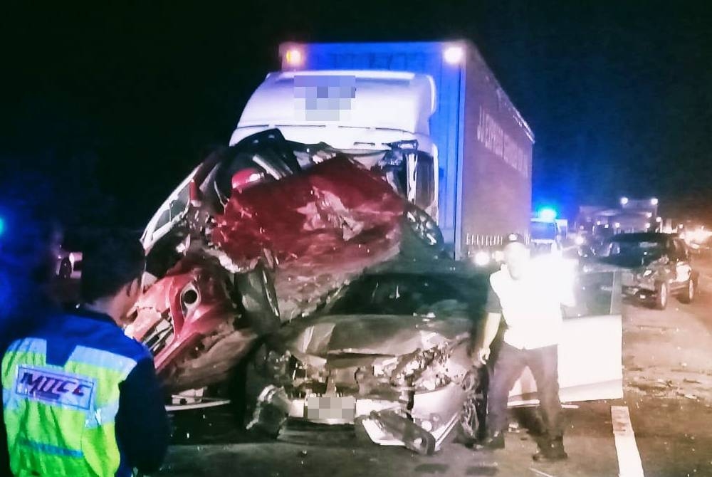 Rempuhan treler menyebabkan sembilan kenderaan saling berlanggar dan mengalami pelbagai kerosakan. - Foto Bomba Perak