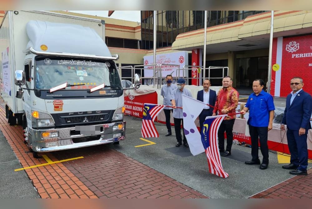 Ahmad Maslan melepaskan konvoi bantuan ke Kelantan dan Terengganu pada Isnin.