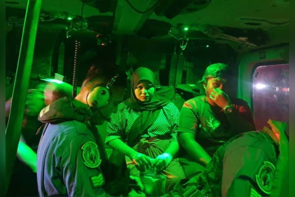 Pesakit yang menunjukkan tanda-tanda untuk bersalin pra matang terpaksa dihantar dari Pulau Tioman ke HTAA menggunakan khidmat helikopter Maritim Malaysia ekoran laut bergelora pada Isnin.