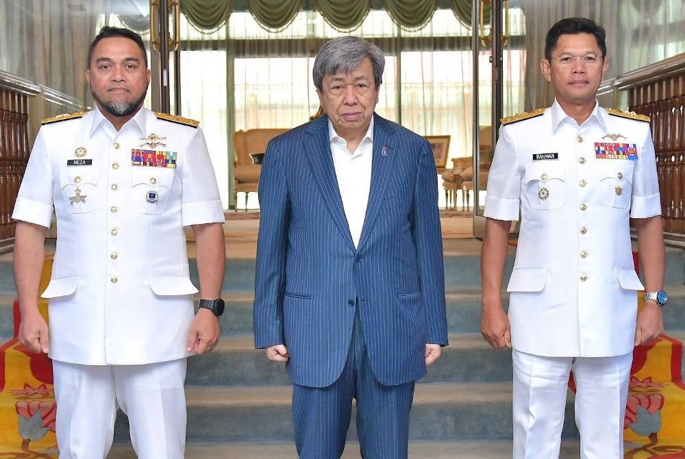 Sultan Selangor (tengah) berkenan menerima menghadap Mohd Reza (kiri) dan Abdul Rahman sempena persaraan beliau di Istana Bukit Kayangan di Shah Alam.