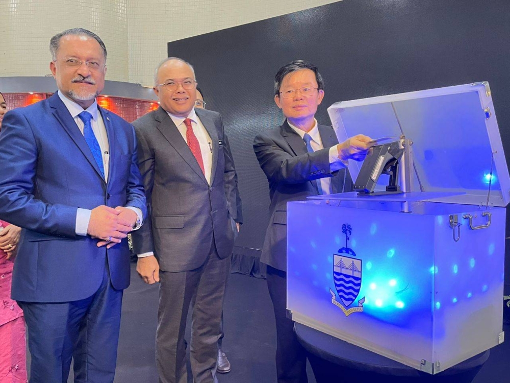 Kon Yeow (kanan) melancarkan Kempen Hari Tanpa Tunai Bagi Jabatan dan Agensi Kerajaan Pulau Pinang di Komtar pada Selasa.
