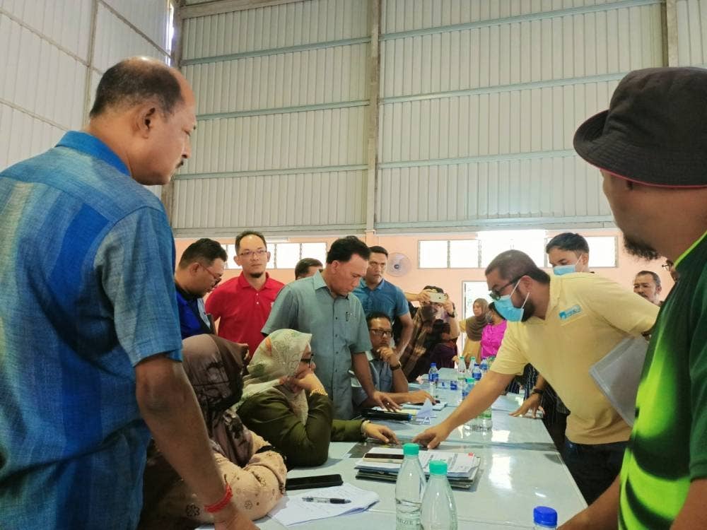 Penduduk menyuarakan rasa tidak puas hati berhubung isu pemilikan tanah pertanian di Kampung Kinjang Baru, Chenderiang dalam pertemuan pada Selasa.