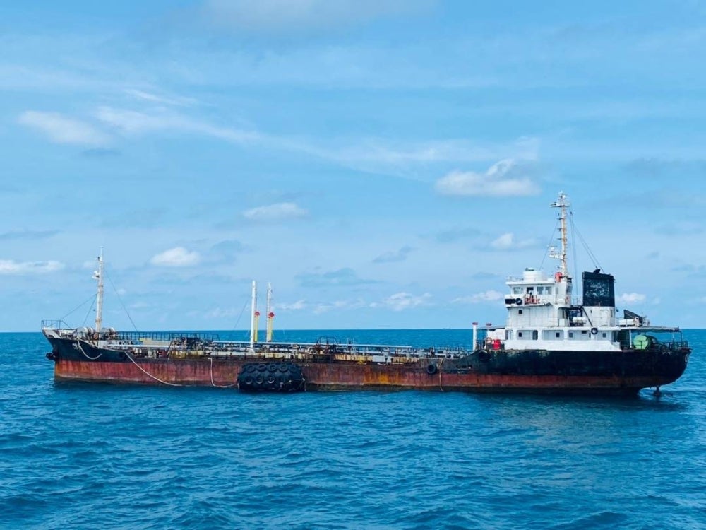 Kapal tangki berdaftar Zanzibar, Tanzania ditahan kerana berlabuh tanpa kebenaran di perairan Tanjung Siang, Kota Tinggi, pada Isnin.