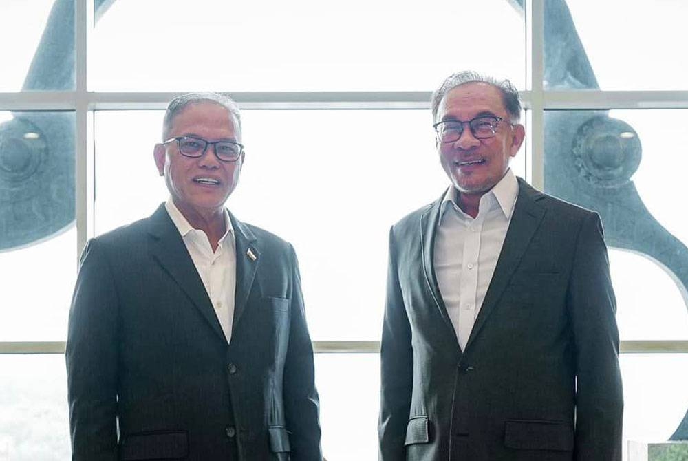 Anwar menerima kunjungan Wan Rosdy dan delegasi kerajaan negeri Pahang di Putrajaya pada Selasa. - Foto FB Anwar Ibrahim
