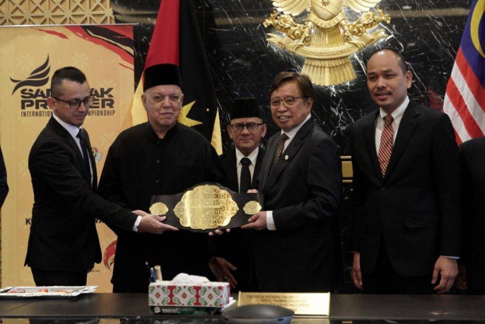 Abang Johari (dua dari kanan) bersama-sama Presiden RSS, Muhammad Haneef Ali (dua dari kiri) memegang tali pinggang Kejuaraan Silat Premier Antarabangsa Sarawak 2023 yang akan berlangsung pada 27 Februari hingga 5 Mac depan.