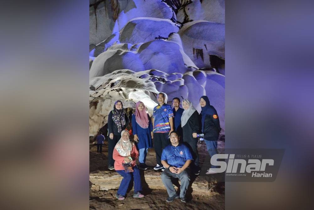 Kamaruddin (tiga kiri) bersama rakan media yang turut diberi peluang menerokai Gua Sireh.