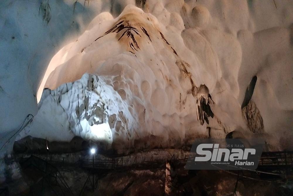 Dinding berwarna putih dan siling seakan-akan berbentuk tiga dimensi (3D) menarik perhatian pengunjung.