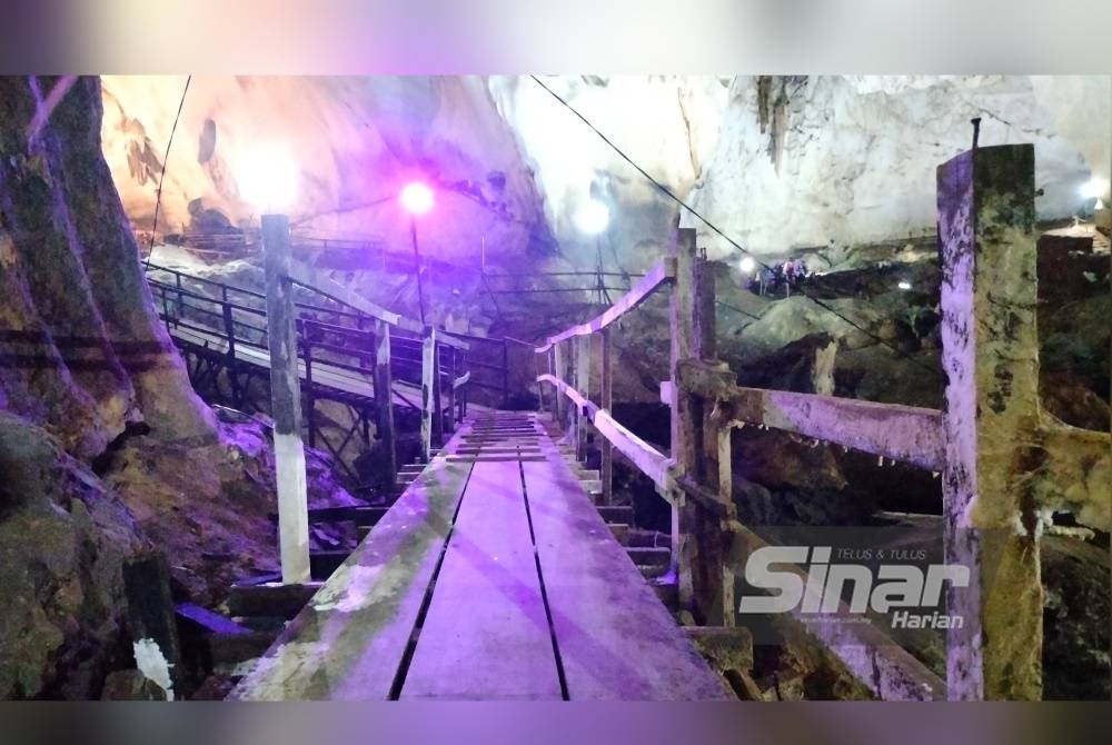 Laluan pejalan kaki yang terdapat dalam Gua Sireh, Baling, Kedah.