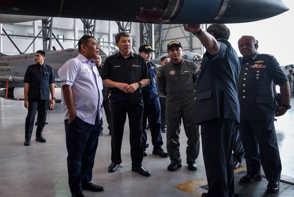 Mohamad (tiga dari kiri) mendengar penerangan daripada Mohd Asghar Khan ketika lawatan kerja ke Markas Operasi Udara dan Pangkalan Tentera Udara Diraja Malaysia Subang, hari ini. Foto Bernama