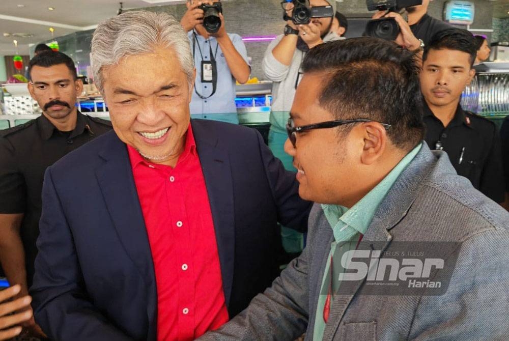 Ahmad Zahid bersalaman dengan Ketua Pengarang Sinar Harian, Zambri Rambli yang turut hadir pada Majlis Sesi Sembang Santai KKDW Bersama Media di Menara Kuala Lumpur pada Selasa.