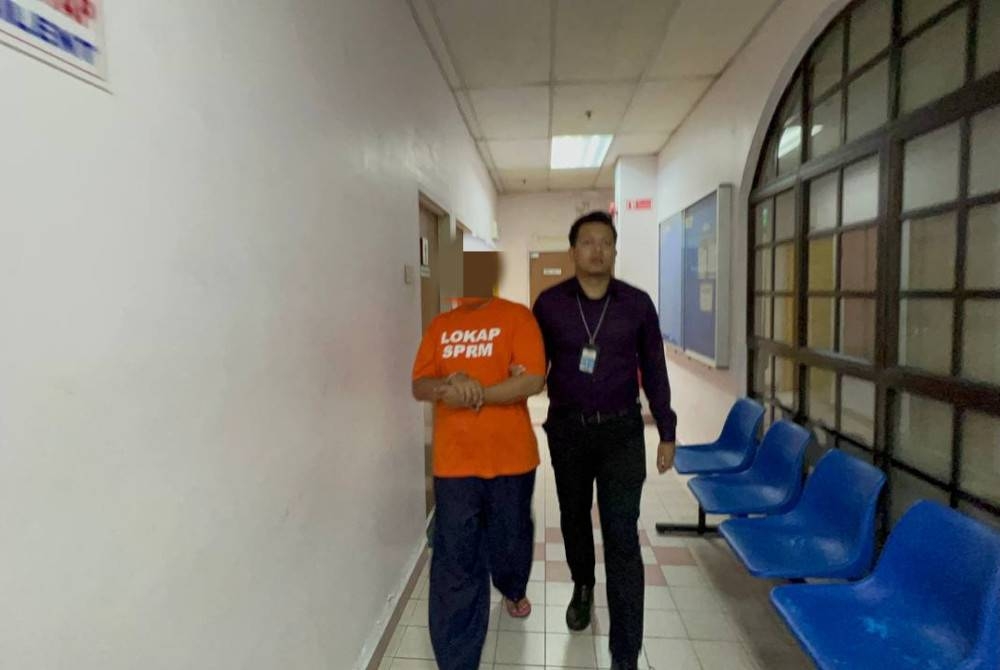 Suspek dibawa ke Mahkamah Majistret Johor Bahru pada Selasa bagi mendapatkan perintah reman.