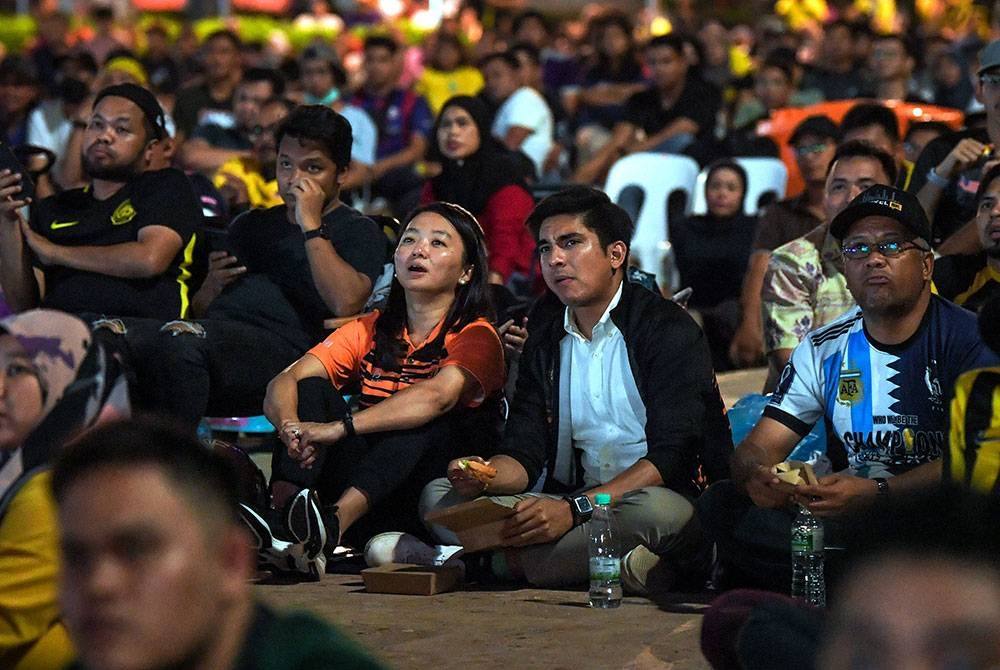 Menteri Belia dan Sukan Hannah Yeoh dan Ahli Parlimen Muar Syed Saddiq Syed Abdul Rahman menyaksikan perlawanan separuh akhir kedua Piala AFF Mitsubishi Electric 2022 di antara pasukan Malaysia menentang pasukan Thailand malam ini.